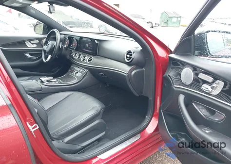 2018 Mercedes-Benz E 300 4Matic z USA, uszkodzony, nr VIN WDDZF4KBXJA358722